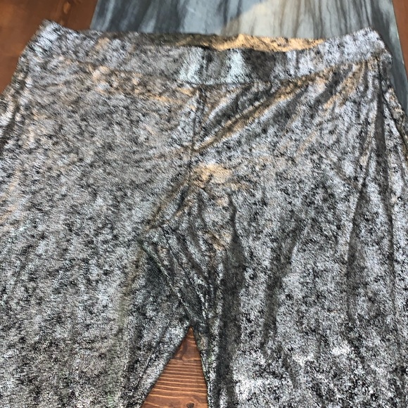EUC torrid size 4 black metallic silver leggings - Picture 2 of 4